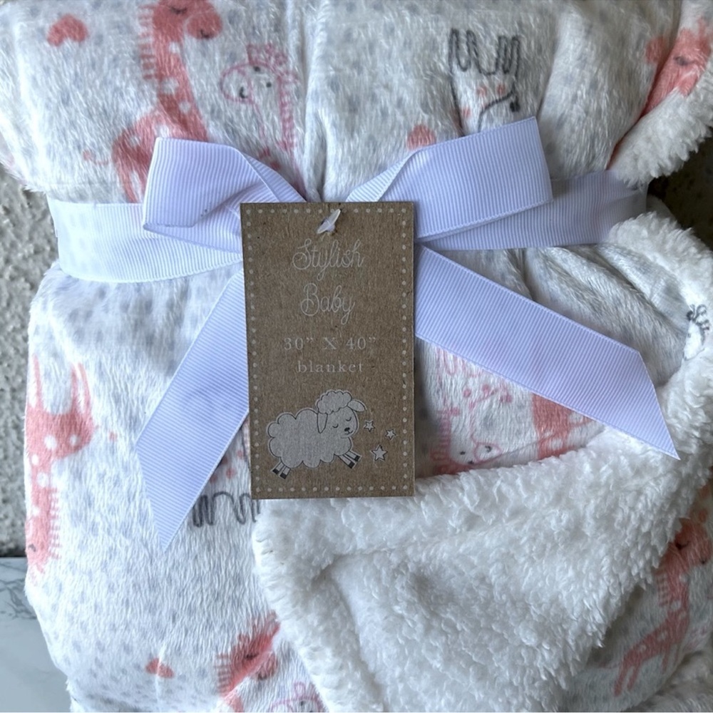 Stylist baby Baby Blanket Soft Plush Giraffe Print 30” by 40” NEW NWT